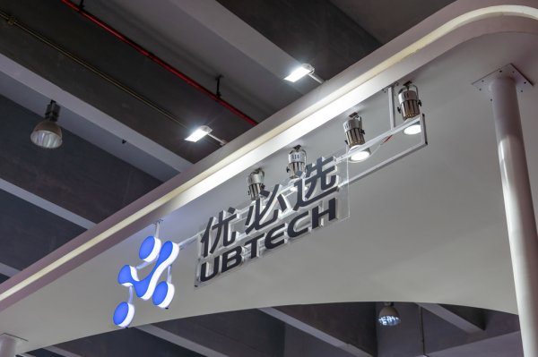 粤有钱 优必选获2.5亿元全球人形机器人合同；电商巨头纷纷布局硬折扣超市寻增量 | 早资道